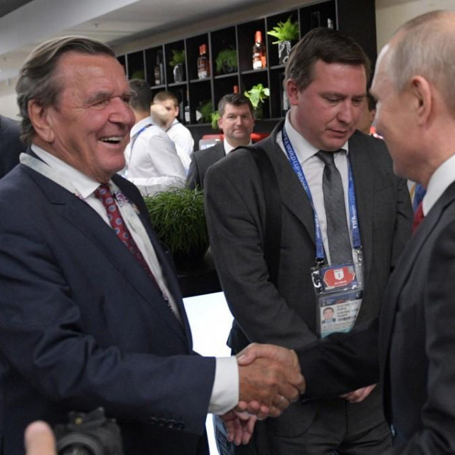 &lt;p&gt;Gerhard Schröder i Vladimir Putin (2018.)&lt;/p&gt;
