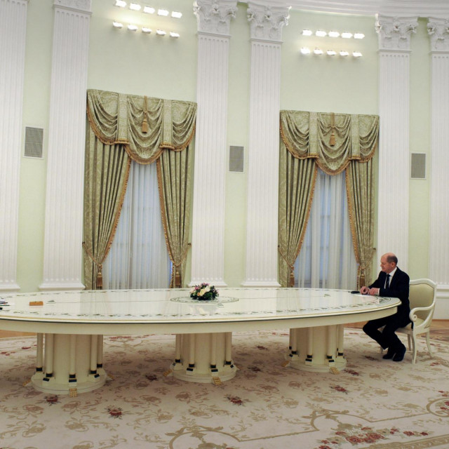&lt;p&gt;Vladimir Putin, Olaf Scholz i šest metara dug stol u Kremlju&lt;/p&gt;
