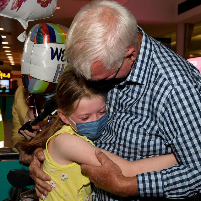 &lt;p&gt;Djed grli svoju unuku Charlotte Roempke u zračnoj luci u Sydneyju&lt;/p&gt;
