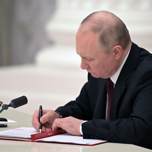 &lt;p&gt;Vladimir Putin potpisuje odluku o priznanju odmetnutih ukrajinskih regija Donjeck i Lugansk&lt;/p&gt;
