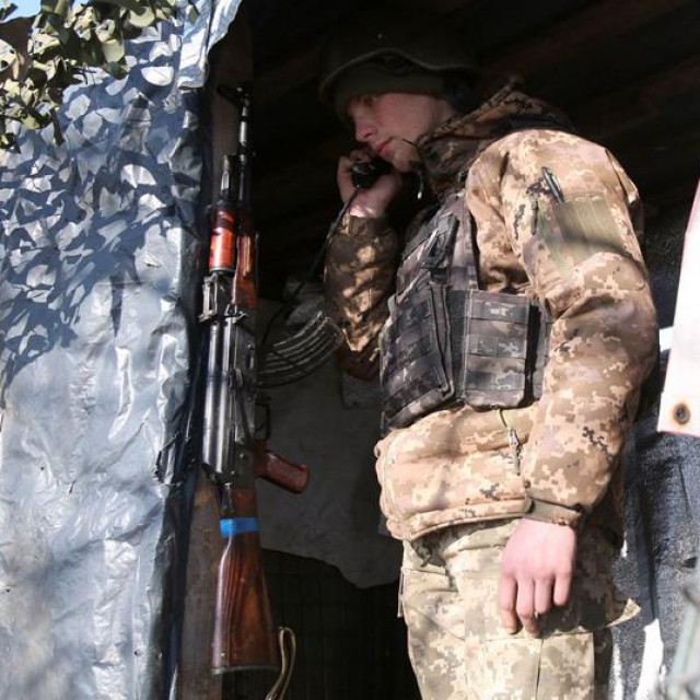 Ukrajinski vojniku u selu Novognativka u Donjecku; u krugu: Božo Kovačević
