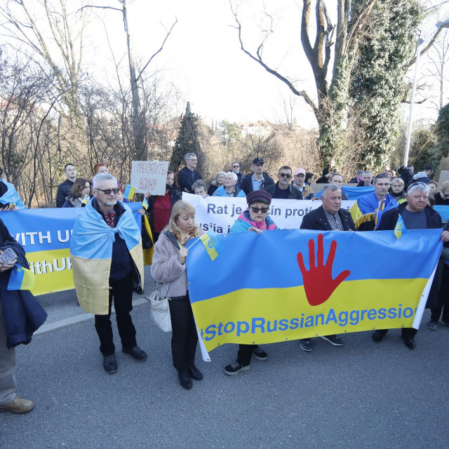 Prosvjednici protiv agresije na Ukrajinu prosvjeduju ispred Veleposlanstva Ruske Federacije u Bosanskoj ulici.
 
