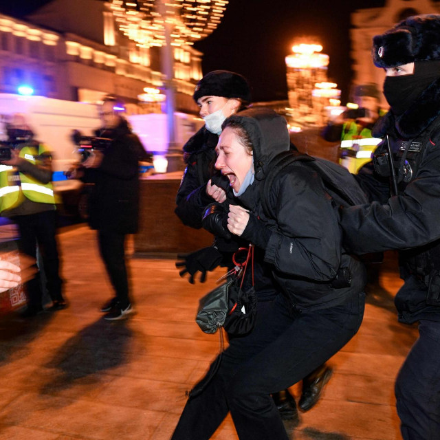 &lt;p&gt;Policajci hapse prosvjednika u Moskvi&lt;/p&gt;
