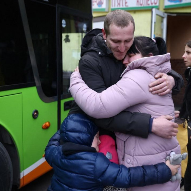 Ukrajinac se oprašta od svoje obitelji
