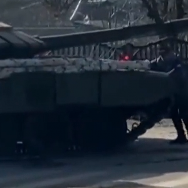 &lt;p&gt;Ukrajinac pokušava zaustaviti tenk&lt;/p&gt;
