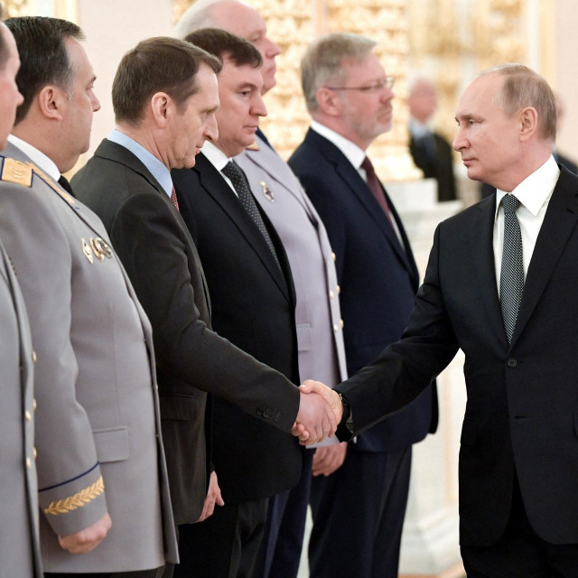&lt;p&gt;Vladimir Putin rukuje se sa Sergejem Naraškinom&lt;/p&gt;
