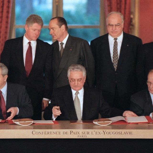 &lt;p&gt;Helmut Kohl (stoji u drugom redu) na potpisivanju mirovnih sporazuma u Parizu 1995.&lt;/p&gt;
