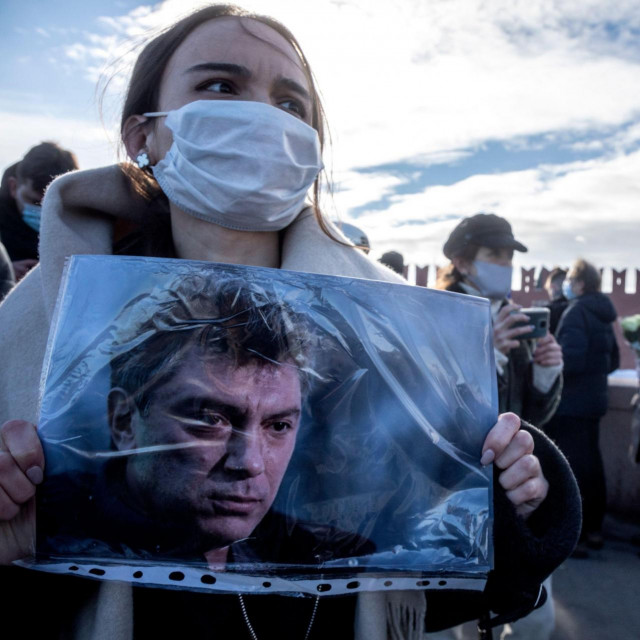 &lt;p&gt;Prosvjednica drži portret Borisa Nemcova&lt;/p&gt;
