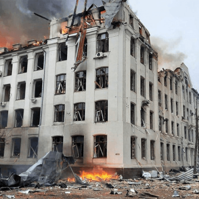 &lt;p&gt;Zgrada policije u Harkivu u plamenu; razreni Harkiv; uništeni TV toranj u Kijevu; gori bolnica u Žitomiru; vojnik drži sliku Johna Lennona&lt;/p&gt;
