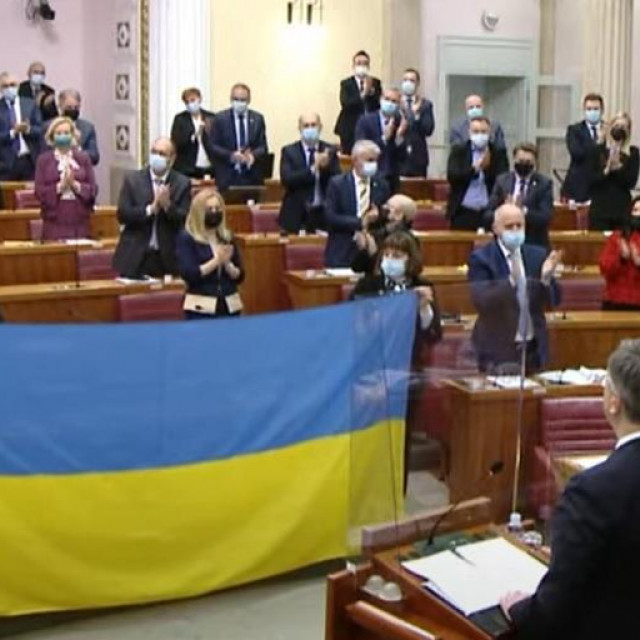 &lt;p&gt;Trenutak kada se u Saboru razvila ukrajinska zastava&lt;/p&gt;
