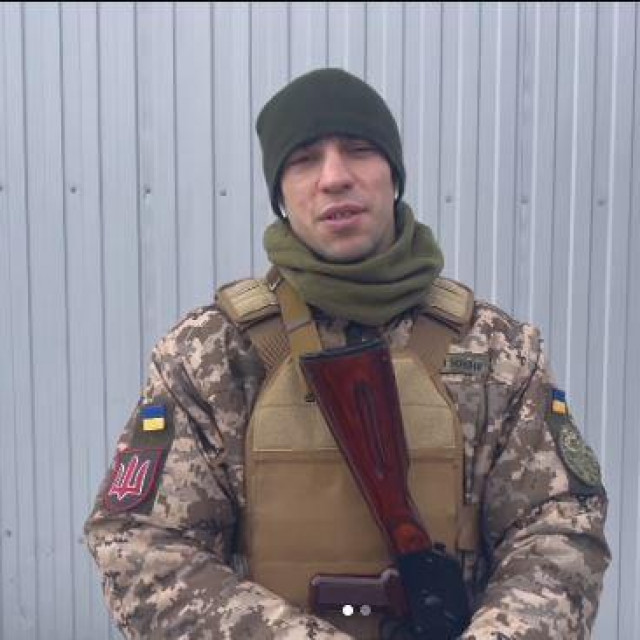 &lt;p&gt;Stanislav Horuna objavio je video na svom Instagramu gdje pozira obučen u ukrajinsku vojnu uniformu i drži Kalašnjikov&lt;/p&gt;
