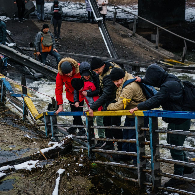&lt;p&gt;Evakuaciji onih koji žele napustiti Irpin pomažu ukrajinski vojnici&lt;/p&gt;
