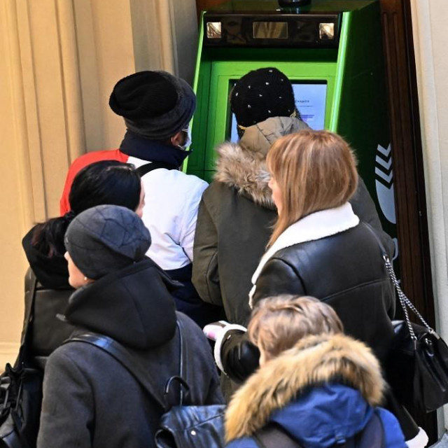 &lt;p&gt;Redovi pred bankomatom u Moskvi&lt;/p&gt;
