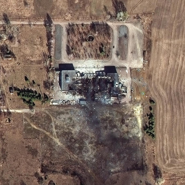 Satelitske snimke Maxar Technologies: Uništena tvornica u zapadnom dijelu Černihiva (fotografija snimljena 28. veljače)
