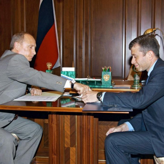&lt;p&gt;Vladimir Putin i Roman Abramovich (arhivska fotografja uz 2005,)&lt;/p&gt;
