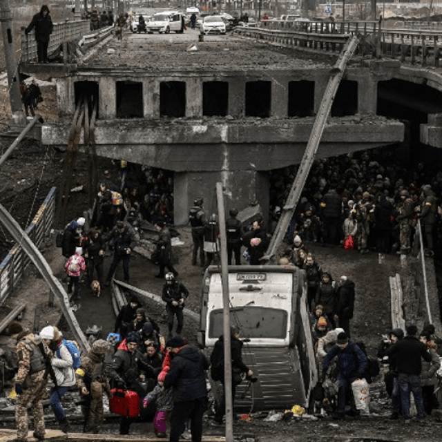 &lt;p&gt;Evakuacija civila iz Irpina preko srušenog mosta: uništena kuća u Ukrajini; prizor majke koja bježi s djetetom iz područja pod ruskim napadom; uništeni stan u Harkivu; ukrajinski muškarac u autobusu iz Irpina&lt;/p&gt;

