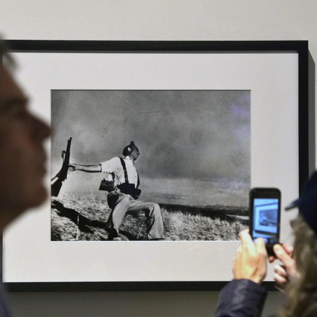 Robert Capa, Pali vojnik, tijekom izložbe 'Life. I grandi fotografi” u Rimu
