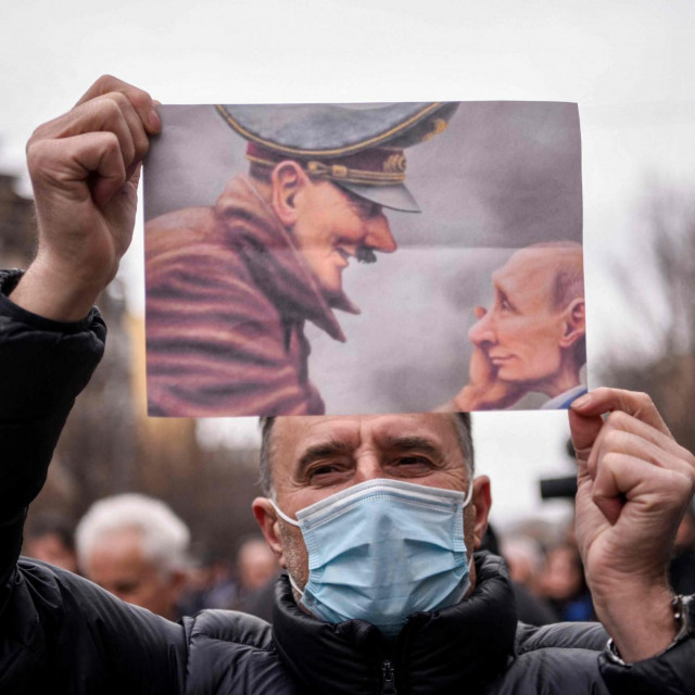 &lt;p&gt;Muškarac u Prištini drži karikaturu koja prikazuje Adolfa Hitlera i ruskog predsjednika Vladimira Putina tijekom prosvjeda protiv ruske invazije na Ukrajinu&lt;/p&gt;
