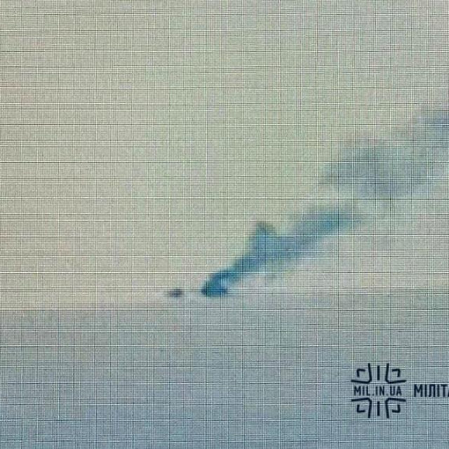 &lt;p&gt;Brod na horizontu iz kojeg izbija dim, Ukrajinci tvrde da se rade o ruskom patrolnom brodu &amp;#39;Vasily Bikov&amp;#39;, za kojeg tvrde da su ga pogodili projektilom&lt;/p&gt;
