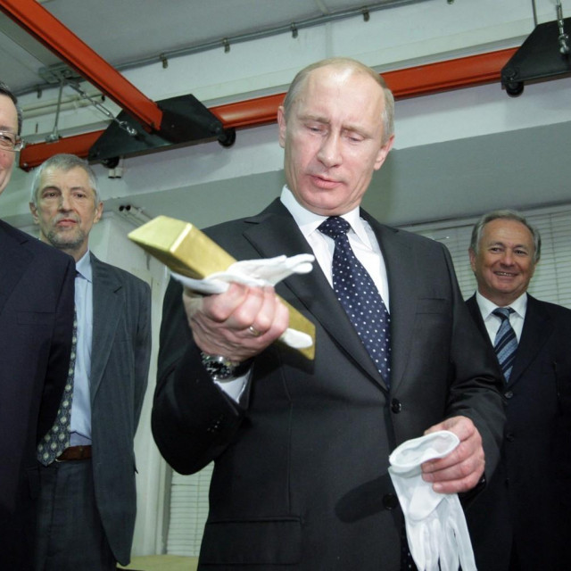 &lt;p&gt;Vladimir Putin drži zlatnu polugu tijekom posjeta Središnjoj banci Rusije (athivska fotografija)&lt;/p&gt;
