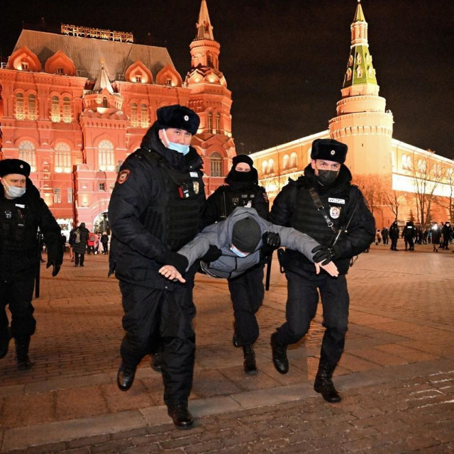 Prizor s prosvjeda protiv ruske invazije u Moskvi.
