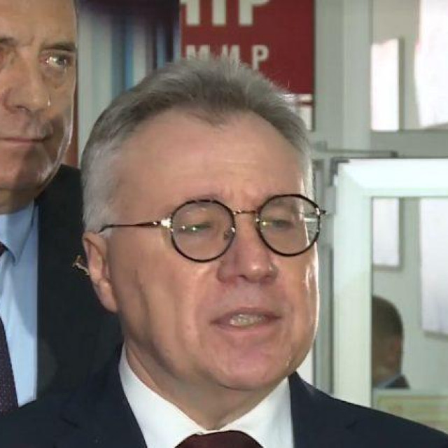 &lt;p&gt;Milorad Dodik i ambasador Igor Kalabuhov&lt;/p&gt;
