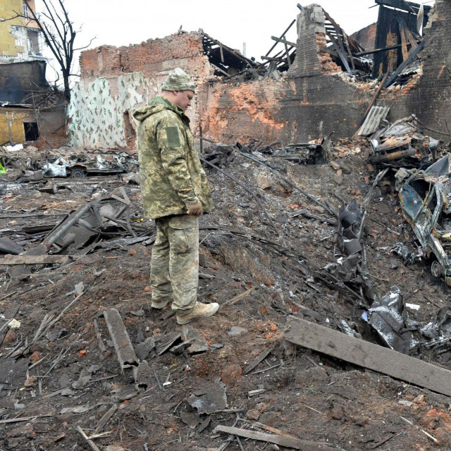 &lt;p&gt;Ukrajinski vojnik promatra uništene zgrade i prometnice u Harkivu&lt;/p&gt; 