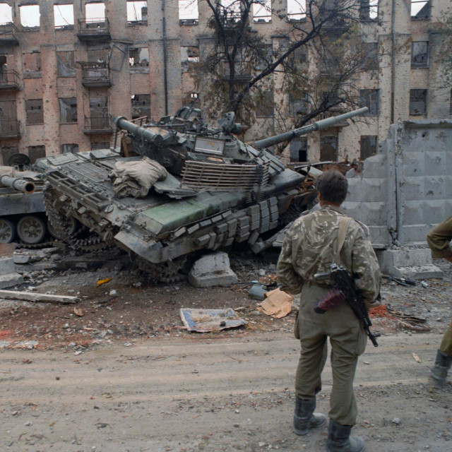 &lt;p&gt;Ruski vojnici kraj uništenih tenkova u Groznom&lt;/p&gt;

&lt;p&gt; &lt;/p&gt;
