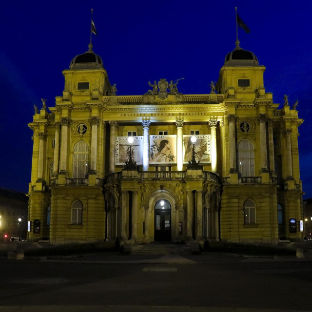 &lt;p&gt;Zagreb, 070322.&lt;br /&gt;
Procelje zgrade Hrvatskog narodnog kazalista osvijetljeno je bojama ukrajinske zastave u znak podrske gradjanima Ukrajine.&lt;br /&gt;