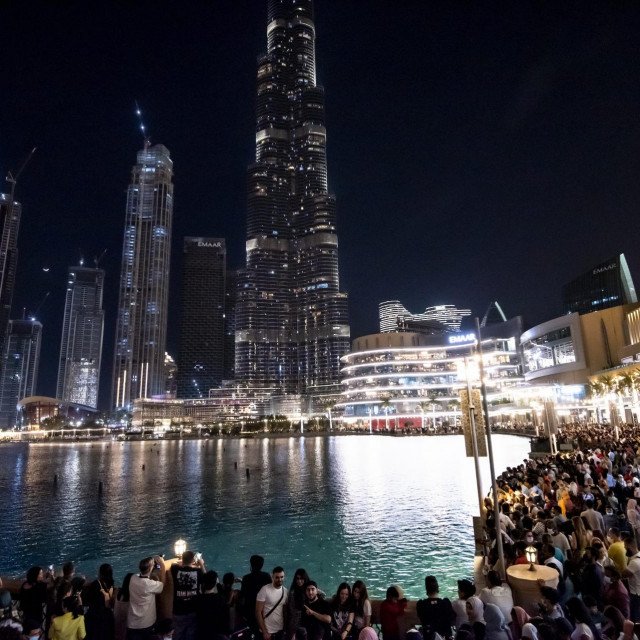 &lt;p&gt;Na jezeru ispred Burj Khalifa predstava s vodoskocima privukla je desetke tisuća turista&lt;br /&gt;
 &lt;/p&gt;
