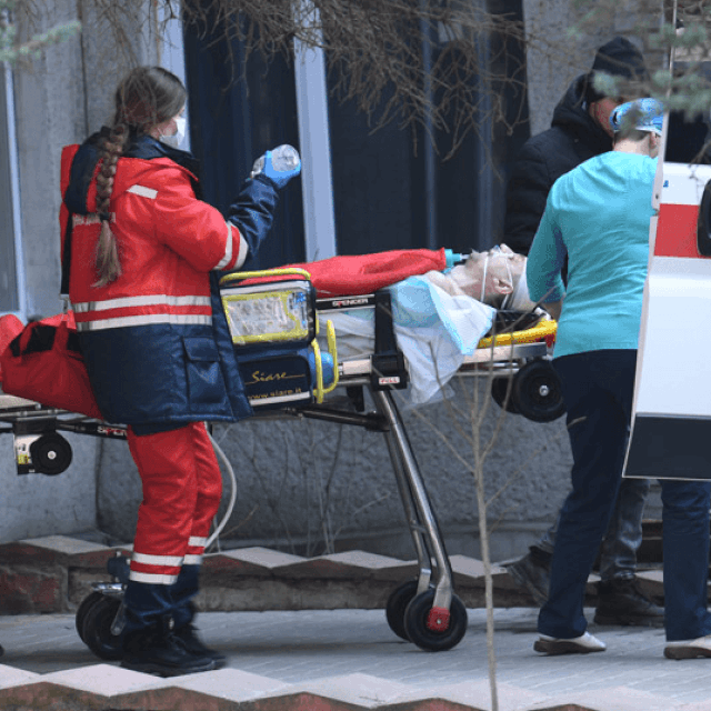 &lt;p&gt;Vozila hitne pomoci dovoze u bolnicu ranjene iz Javoriv, ukrajinski vojnici, prizori uništenja, prosvjed protiv rata&lt;/p&gt;
