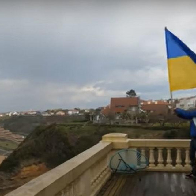 Pogled iz vile puca na Atlantik, vijori se ukrajinska zastava
