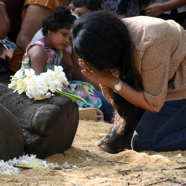 Noga Nadungamuwa Raja pokrivena cvijećem žena koja tuguje za njim
