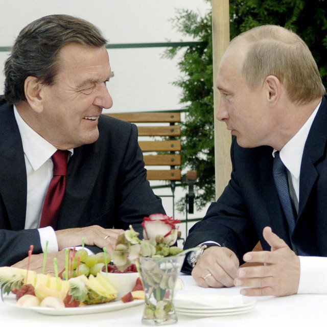 &lt;p&gt;Gerhard Schroeder i Vladimir Putin, arhivska fotografija&lt;/p&gt;
