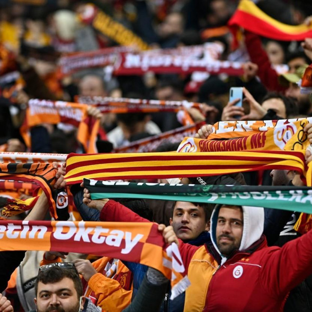 &lt;p&gt;Navijači Galatasaraya su organizirali vatreni doček za igrače Barce&lt;/p&gt;
