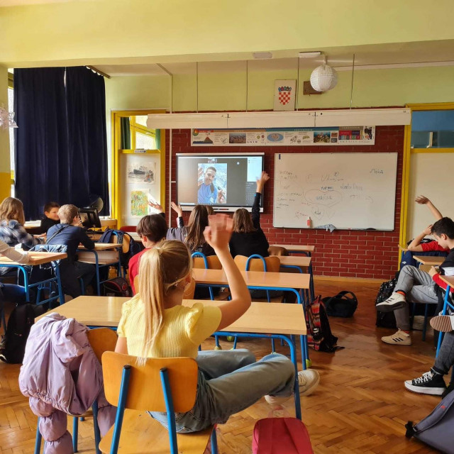 &lt;p&gt;Dejan Nemčić drži online predavanje djeci u OŠ Ive Andrića&lt;/p&gt;
