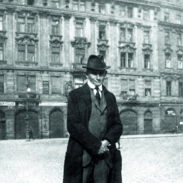 &lt;p&gt; Franz Kafka snimljen ispred svoje obiteljske kuće 1922. godine )&lt;/p&gt;
