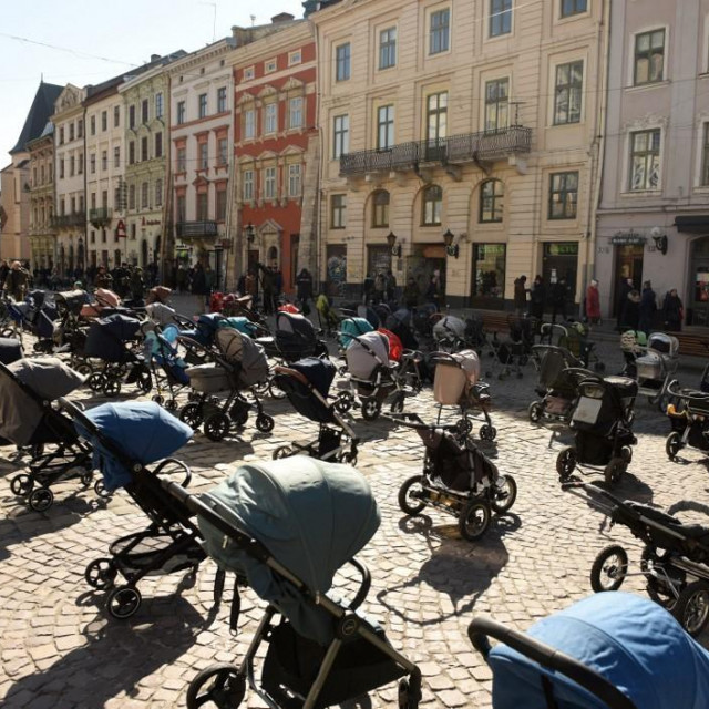 Ukupno 109 praznih kolica postavljeno je ispred gradskog vijeća u Lavovu.
