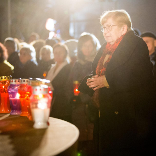 &lt;p&gt;Paljenje svijeća u dvorištu vukovarske bolnice u sklopu programa obilježavanja Dana sjećanja na žrtvu Vukovara. Na fotografiji: dr. Vesna Bosanac u dvorištu Vukovarske bolnice.&lt;/p&gt;

