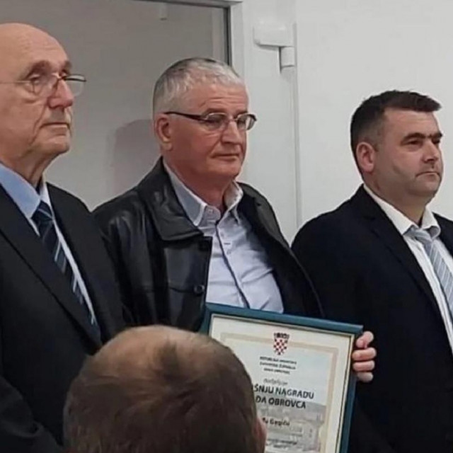 &lt;p&gt;HDZ-ov gradonačelnik Obrovca Ante Župan (prvi slijeva) i nagrađeni Đorđe Gagić (u sredini)&lt;/p&gt;
