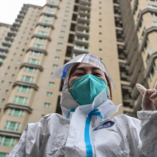 &lt;p&gt;Zdravstvena radnica u zaštitnoj opremi u Šangaju, 18. ožujka 2022.&lt;/p&gt;
