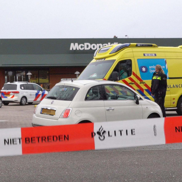 Policija ispred McDonaldsa u Zwolleu