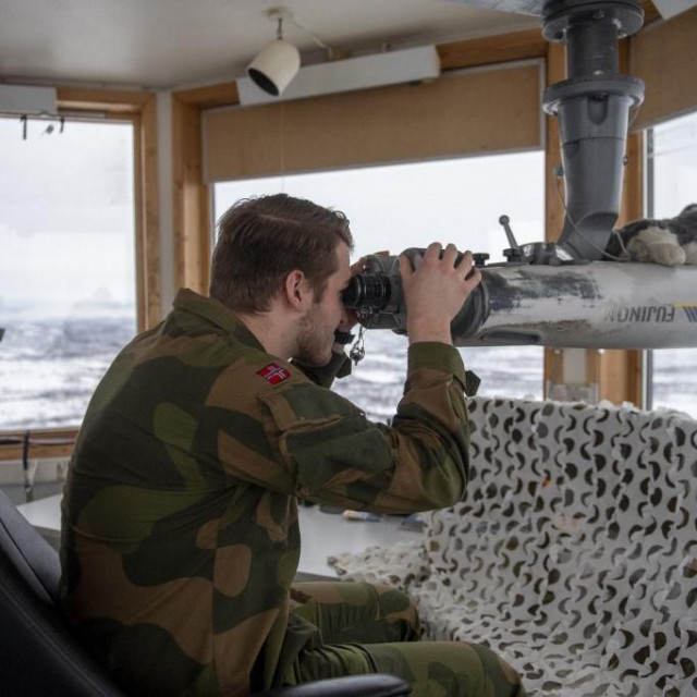 &lt;p&gt;Norveški vojnik gleda prema ruskoj granici s tornja u Kirkenesu&lt;/p&gt;