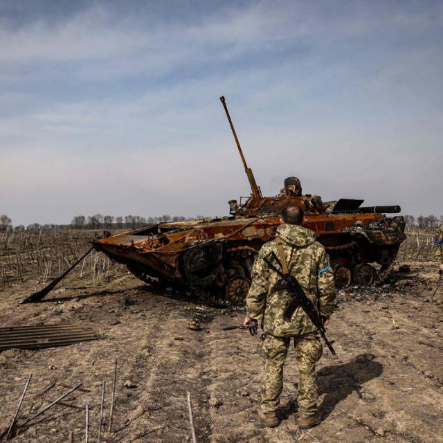 &lt;p&gt;Ukrajinski vojnici pored uništenog ruskog tenka&lt;/p&gt;