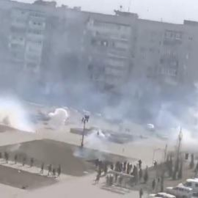 &lt;p&gt;Ruska vojska šok granatama je rastjerala prosvjednike u Enerhodaru&lt;/p&gt;