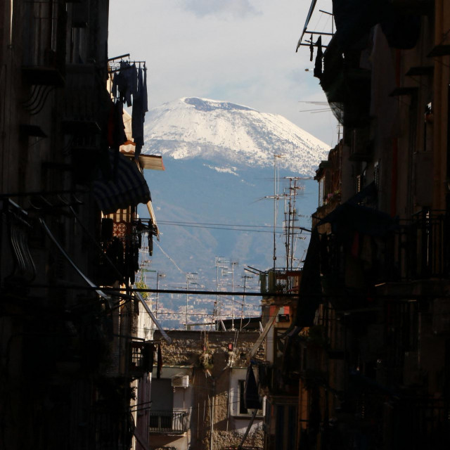 &lt;p&gt;Snijeg na vrhu Vezuva, pogled s ulica Napulja&lt;/p&gt;