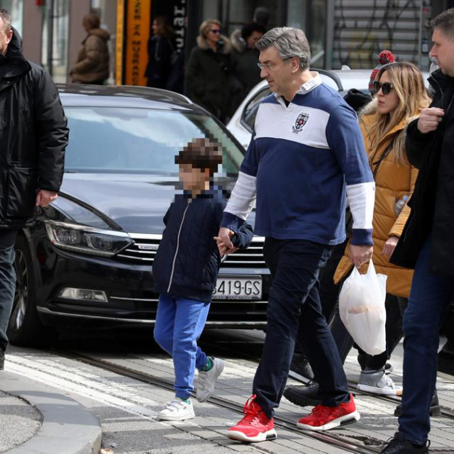 Par dana nakon što je njegova supruga Ana Maslać Plenković rodila sina Ivana, premijer Andrej Plenković snimljen je u šetnji sa starijim sinom Mariom.
