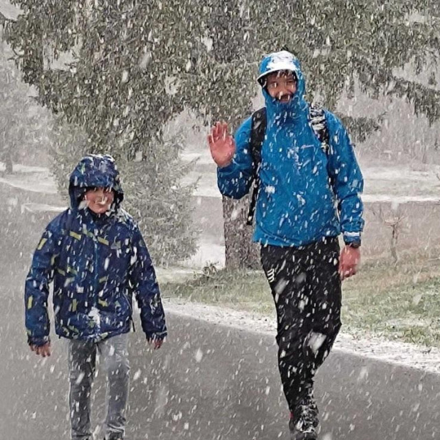 &lt;p&gt;Mladen Bogdan i njegov 11-godišnji sin Viktor tijekom snježnog subotnjeg prijepodneva prilikom pješačenja na Petrov vrh&lt;/p&gt;