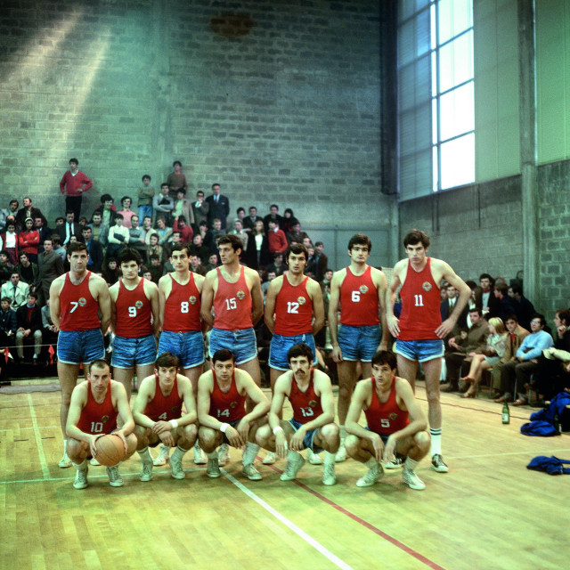 &lt;p&gt;Ljubljana, 1970. Košarkaška reprezentacija Jugoslavije, osvajač zlatne medalje na Svjetskom prvenstvu. Stoje slijeva: Trajko Rajković (7), Dragan Kapičić (9), Aljoša Žorga (8), Petar Skansi (15), Damir Šolman (12), Vinko Jelovac (6) i Krešimir Ćosić (11); čuče: Ivo Daneu (10), Rato Tvrdić (4), Dragutin Čermak (14), Nikola Plećaš (13) i Ljubodrag Simonović (5).&lt;/p&gt;