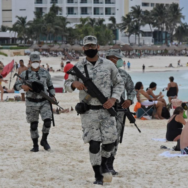 &lt;p&gt;policija na plaži u Cancúnu&lt;/p&gt;